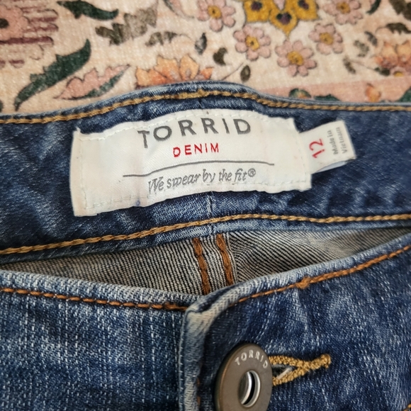 🌜TORRID NWOT Denim Shorts | Medium Wash | Distressed | size 12 - Picture 3 of 8